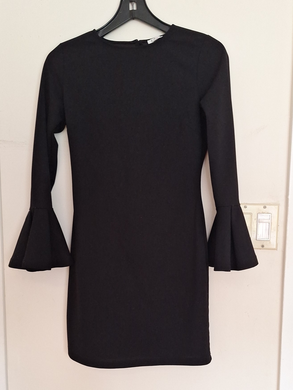 TCEC Black Long-Sleeve Shift Dress with Flared Cuffs Mini